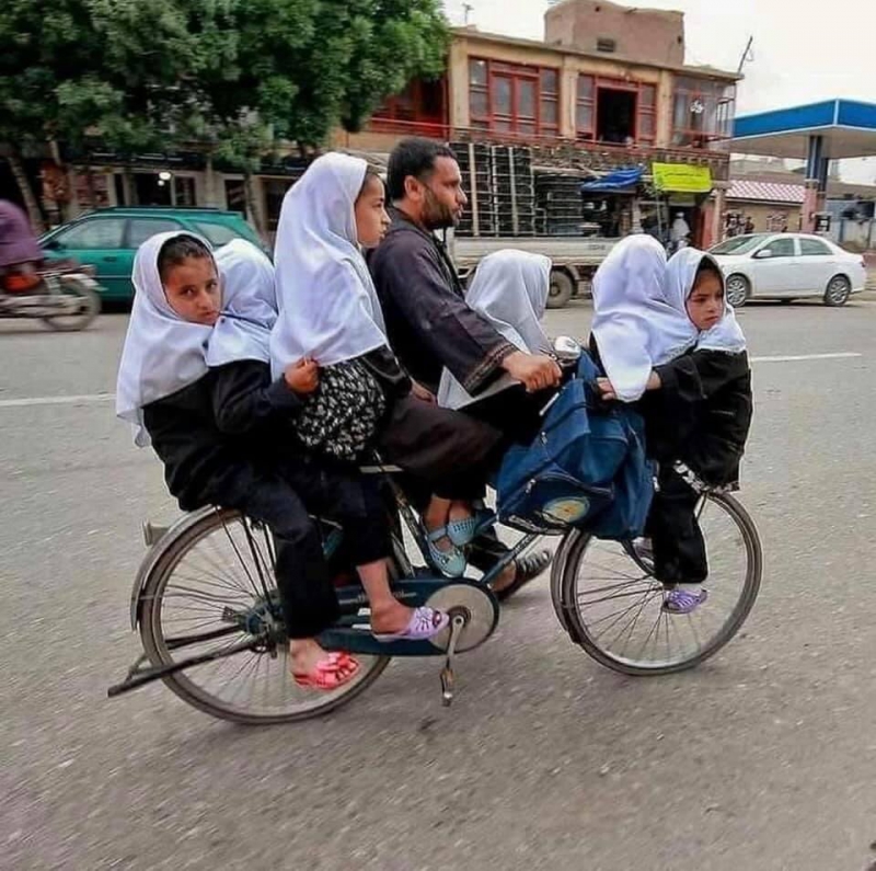 بچه ها با دوچرخه به مدرسه می روند